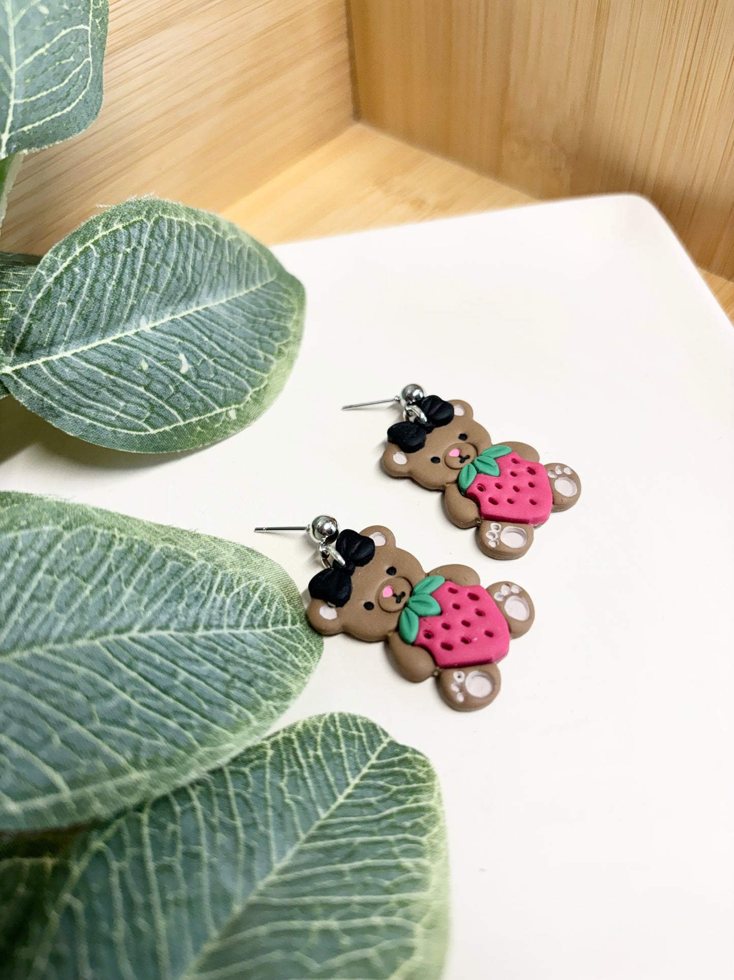 strawbeary earrings (black bow)