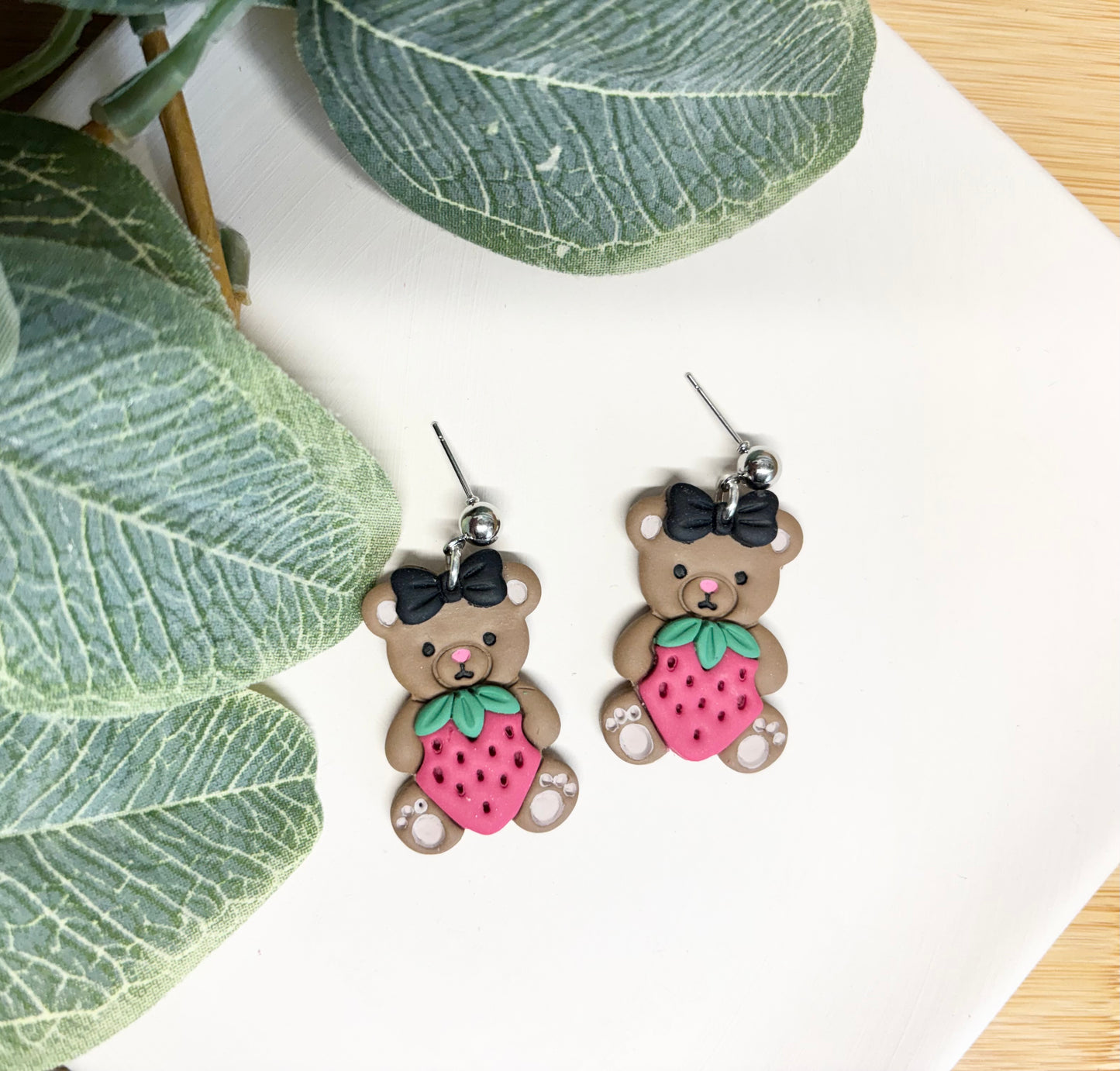strawbeary earrings (black bow)
