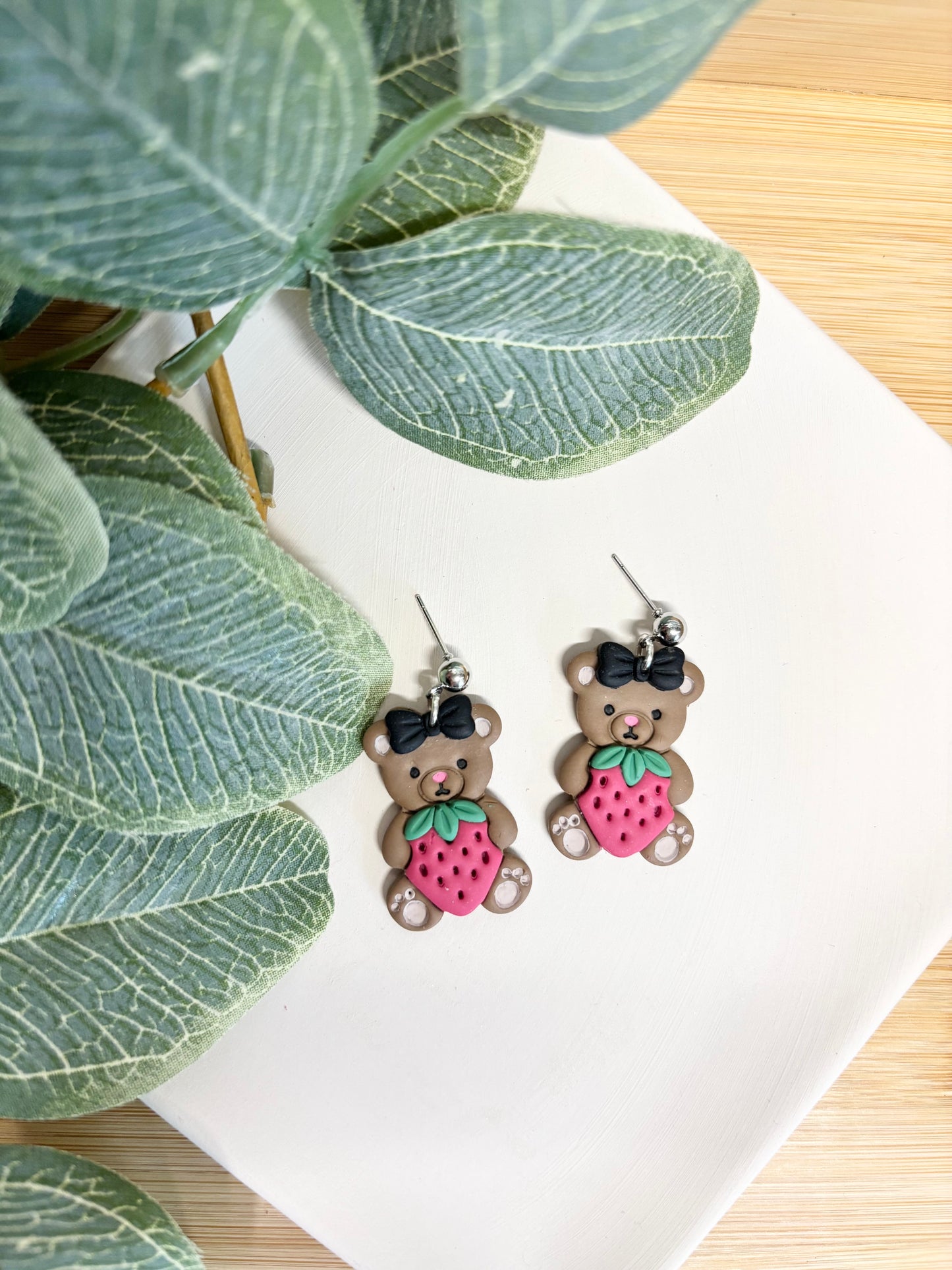 strawbeary earrings (black bow)